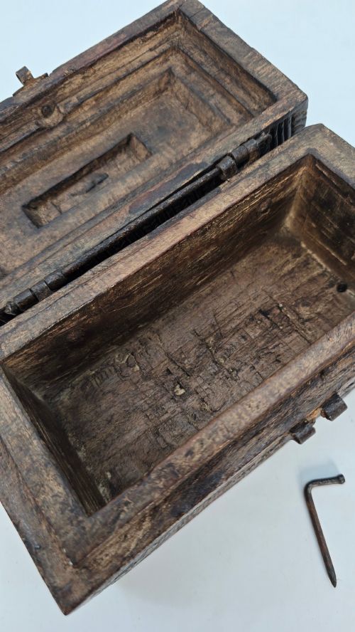 18TH CENTURY INDIAN CARVED TEAK SPICE BOX CIRCA 1790 - ADDITIONAL PHOTO 8