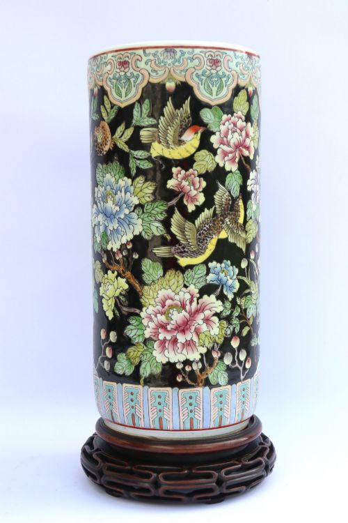 A LARGE CHINESE FAMILLE NOIRE PORCELAIN VASE AND ORIGINAL HARDWOOD STAND