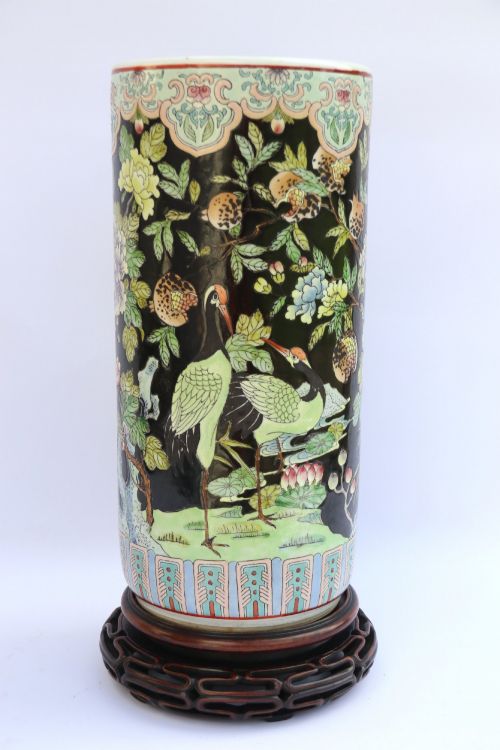 A LARGE CHINESE FAMILLE NOIRE PORCELAIN VASE AND ORIGINAL HARDWOOD STAND - ADDITIONAL PHOTO 2