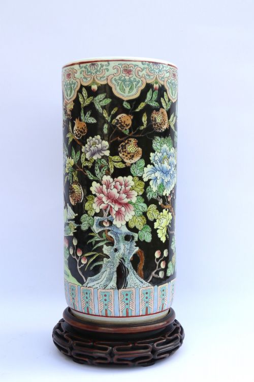 A LARGE CHINESE FAMILLE NOIRE PORCELAIN VASE AND ORIGINAL HARDWOOD STAND - ADDITIONAL PHOTO 4