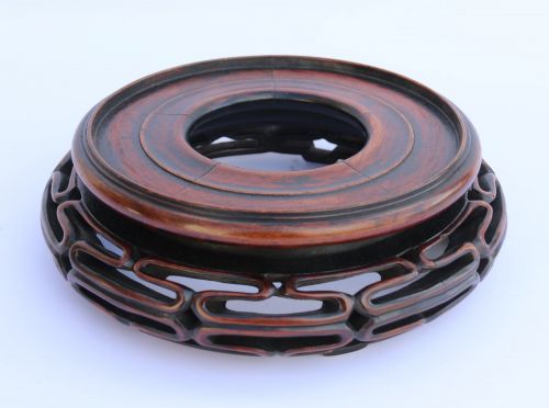 A LARGE CHINESE FAMILLE NOIRE PORCELAIN VASE AND ORIGINAL HARDWOOD STAND - ADDITIONAL PHOTO 6