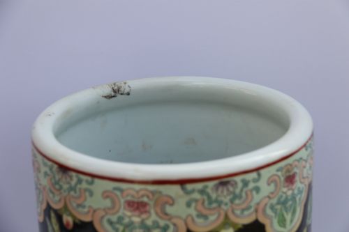 A LARGE CHINESE FAMILLE NOIRE PORCELAIN VASE AND ORIGINAL HARDWOOD STAND - ADDITIONAL PHOTO 7