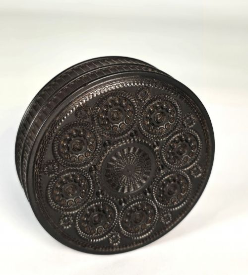 19TH CENTURY EBONY ENGINE TURNED SNUFF BOX - ADDITIONAL PHOTO 1