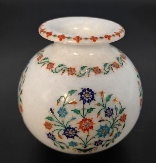 INDIAN PIETRA DURA INLAID MARBLE VASE FROM THE RAJ PERIOD CIRCA 1910 - ADDITIONAL PHOTO 1
