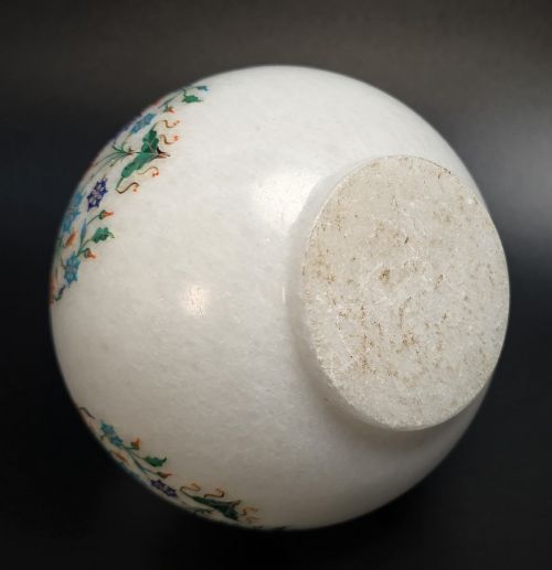 INDIAN PIETRA DURA INLAID MARBLE VASE FROM THE RAJ PERIOD CIRCA 1910 - ADDITIONAL PHOTO 7