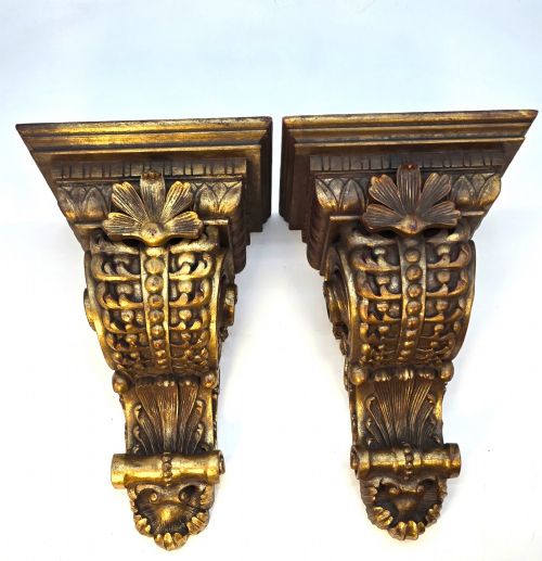 A PAIR OF CARVED GILTWOOD ITALIAN WALL BRACKETS CIRCA 1920 DATE