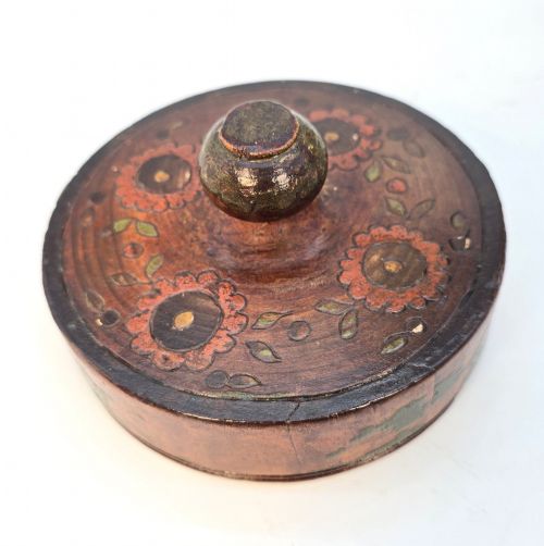 A PAIR OF TREEN RUSSIAN TOBACCO CONTAINERS WITH CARVED AND PAINTED DECORATION CIRCA 1890 - ADDITIONAL PHOTO 6