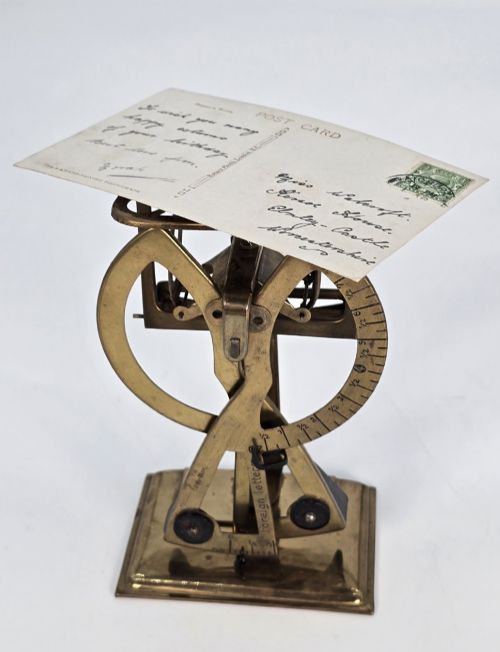 A STYLISH AND RARE SET OF BRASS POSTAL SCALES CIRCA 1910 - ADDITIONAL PHOTO 8