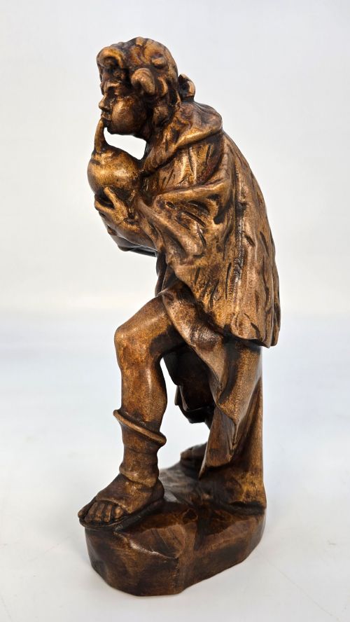 A BLACK FOREST LIMEWOOD CARVED FIGURE OF A MEDIEVAL YOUNG MAN PLAYING SWISS BAGPIPES - ADDITIONAL PHOTO 2