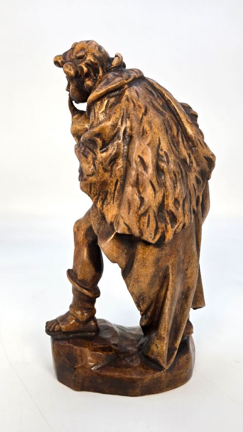 A BLACK FOREST LIMEWOOD CARVED FIGURE OF A MEDIEVAL YOUNG MAN PLAYING SWISS BAGPIPES - ADDITIONAL PHOTO 3