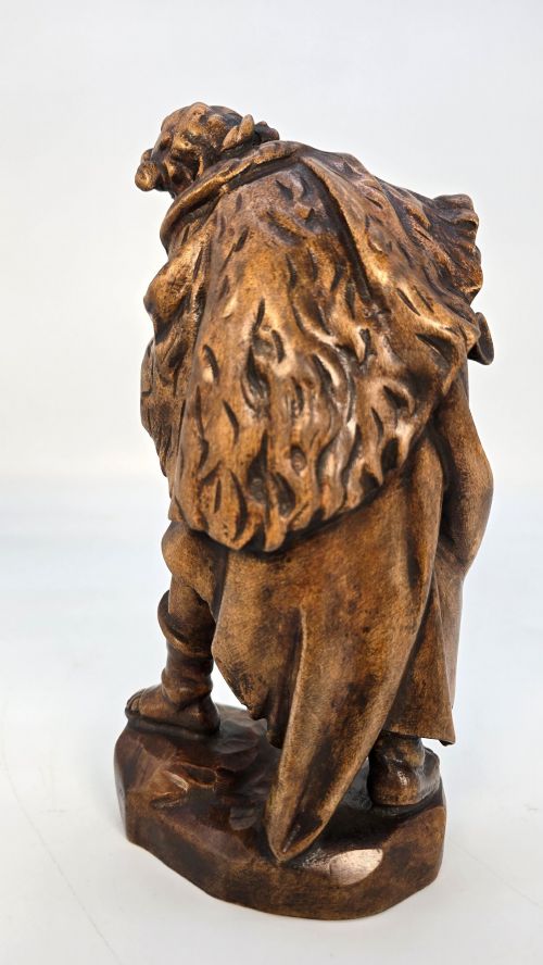 A BLACK FOREST LIMEWOOD CARVED FIGURE OF A MEDIEVAL YOUNG MAN PLAYING SWISS BAGPIPES - ADDITIONAL PHOTO 4