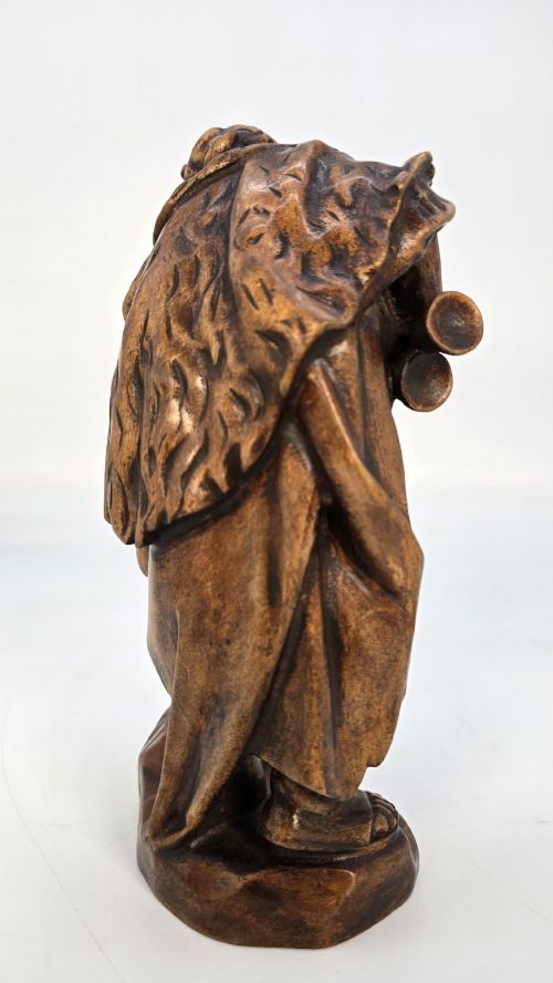 A BLACK FOREST LIMEWOOD CARVED FIGURE OF A MEDIEVAL YOUNG MAN PLAYING SWISS BAGPIPES - ADDITIONAL PHOTO 5
