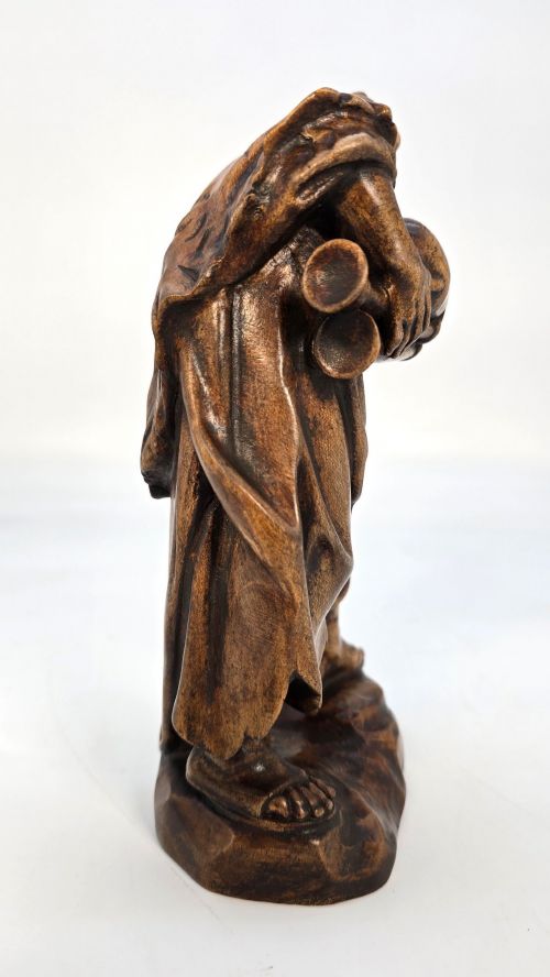 A BLACK FOREST LIMEWOOD CARVED FIGURE OF A MEDIEVAL YOUNG MAN PLAYING SWISS BAGPIPES - ADDITIONAL PHOTO 6