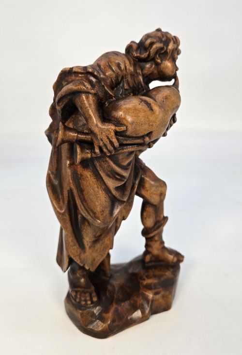 A BLACK FOREST LIMEWOOD CARVED FIGURE OF A MEDIEVAL YOUNG MAN PLAYING SWISS BAGPIPES - ADDITIONAL PHOTO 7
