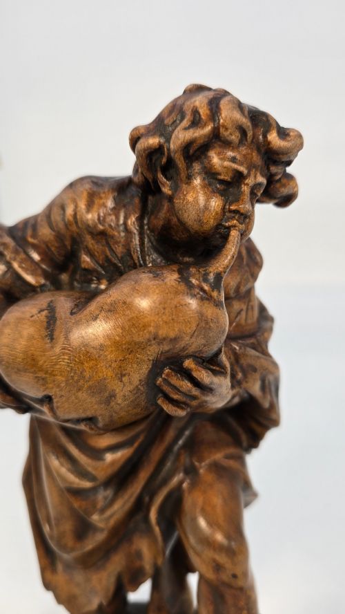 A BLACK FOREST LIMEWOOD CARVED FIGURE OF A MEDIEVAL YOUNG MAN PLAYING SWISS BAGPIPES - ADDITIONAL PHOTO 9