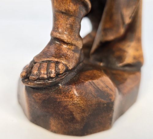 A BLACK FOREST LIMEWOOD CARVED FIGURE OF A MEDIEVAL YOUNG MAN PLAYING SWISS BAGPIPES - ADDITIONAL PHOTO 11