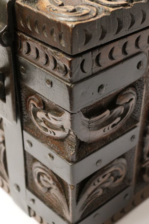 A SHIPS CARVED OAK AND STEEL BOUND STRONG BOX CIRCA 1840 - ADDITIONAL PHOTO 3