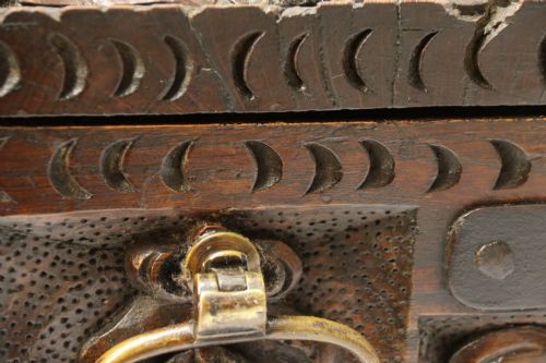 A SHIPS CARVED OAK AND STEEL BOUND STRONG BOX CIRCA 1840 - ADDITIONAL PHOTO 6