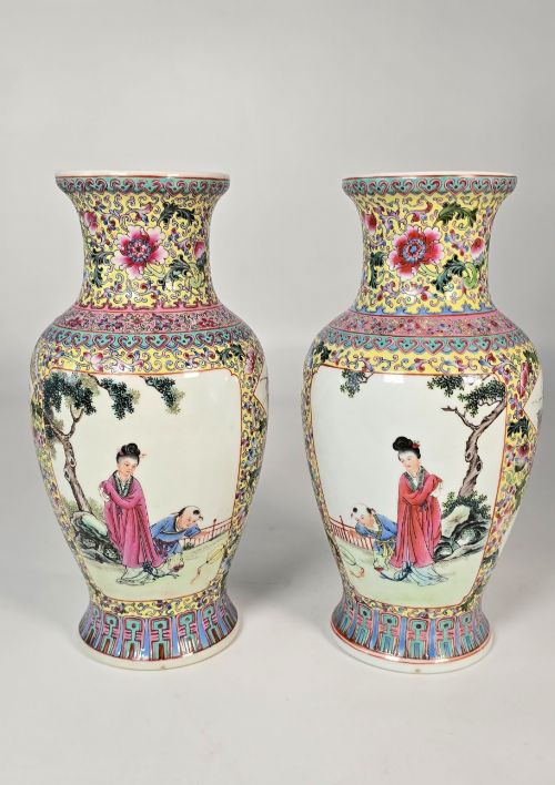 A PAIR OF CHINESE REPUBLICAN PERIOD PORCELAIN VASES CIRCA 1930