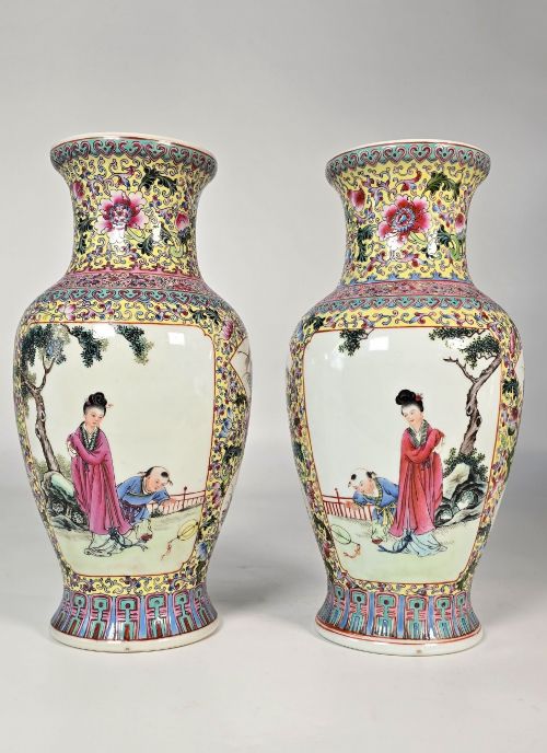 A PAIR OF CHINESE REPUBLICAN PERIOD PORCELAIN VASES CIRCA 1930 - ADDITIONAL PHOTO 1