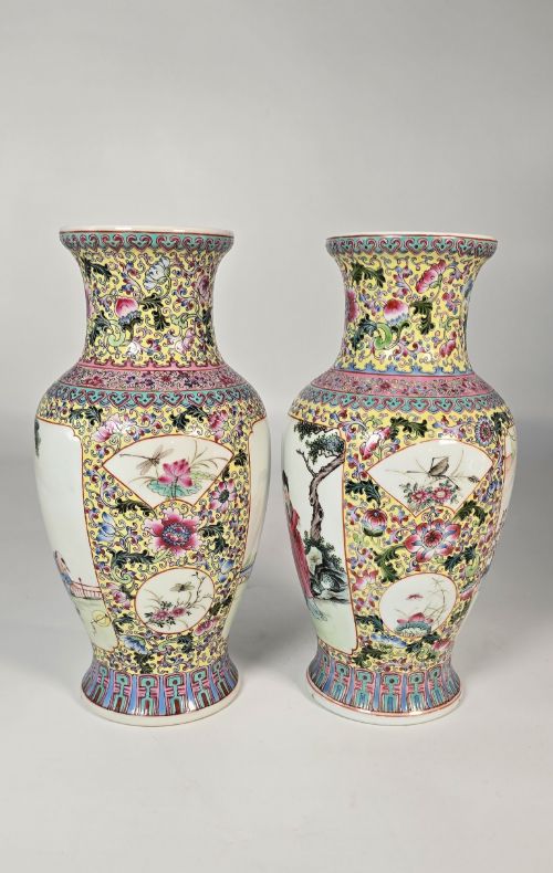 A PAIR OF CHINESE REPUBLICAN PERIOD PORCELAIN VASES CIRCA 1930 - ADDITIONAL PHOTO 2
