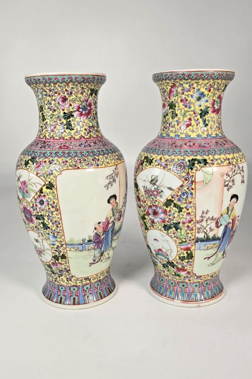 A PAIR OF CHINESE REPUBLICAN PERIOD PORCELAIN VASES CIRCA 1930 - ADDITIONAL PHOTO 3