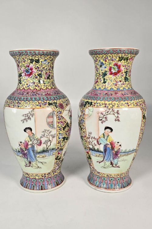 A PAIR OF CHINESE REPUBLICAN PERIOD PORCELAIN VASES CIRCA 1930 - ADDITIONAL PHOTO 4