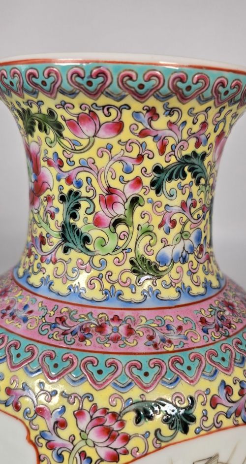 A PAIR OF CHINESE REPUBLICAN PERIOD PORCELAIN VASES CIRCA 1930 - ADDITIONAL PHOTO 8