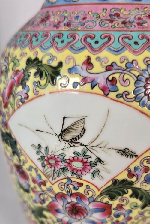 A PAIR OF CHINESE REPUBLICAN PERIOD PORCELAIN VASES CIRCA 1930 - ADDITIONAL PHOTO 9