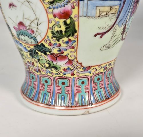 A PAIR OF CHINESE REPUBLICAN PERIOD PORCELAIN VASES CIRCA 1930 - ADDITIONAL PHOTO 10