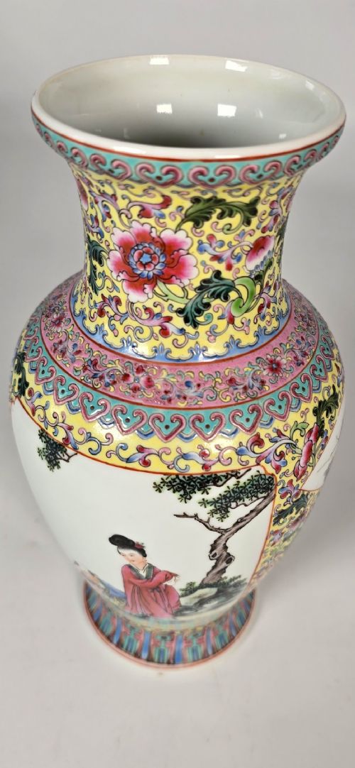 A PAIR OF CHINESE REPUBLICAN PERIOD PORCELAIN VASES CIRCA 1930 - ADDITIONAL PHOTO 11