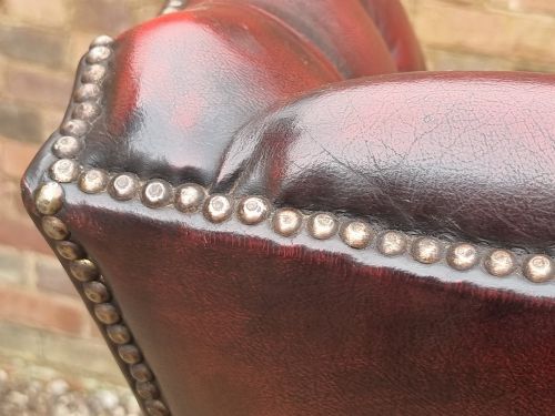 LARGE GEORGE III STYLE LEATHER WING ARMCHAIR C1930 - ADDITIONAL PHOTO 7