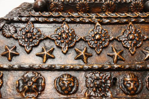 EARLY 19TH CENTURY GESSO DECORATED CASKET ENGLISH CIRCA 1820 - ADDITIONAL PHOTO 3