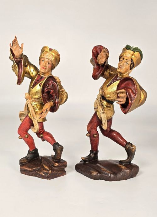 PAIR OF SWISS OR BLACK FOREST CARVED LIMEWOOD MEDIEVAL DANCING FIGURES CIRCA 1930 - ADDITIONAL PHOTO 4
