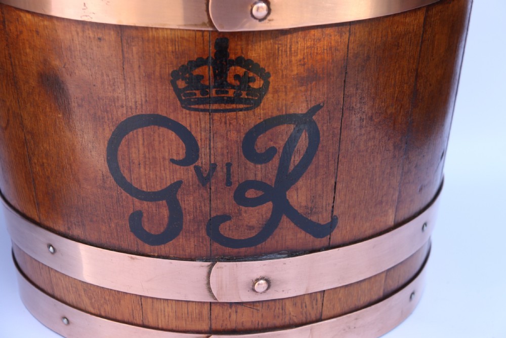 A rare George VI English oak Bucket , Circa 1930 View VI
