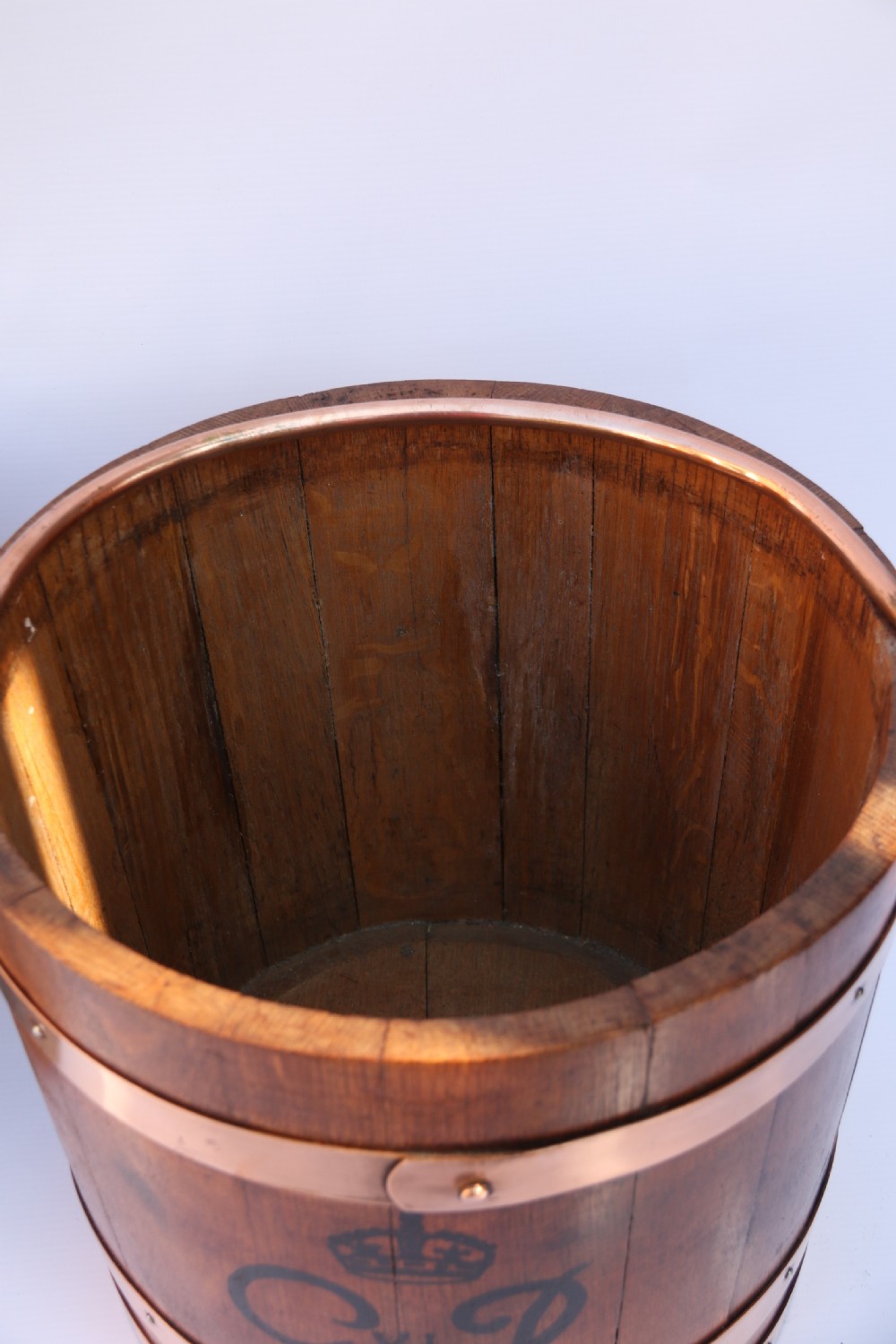A rare George VI English oak Bucket , Circa 1930 View VII