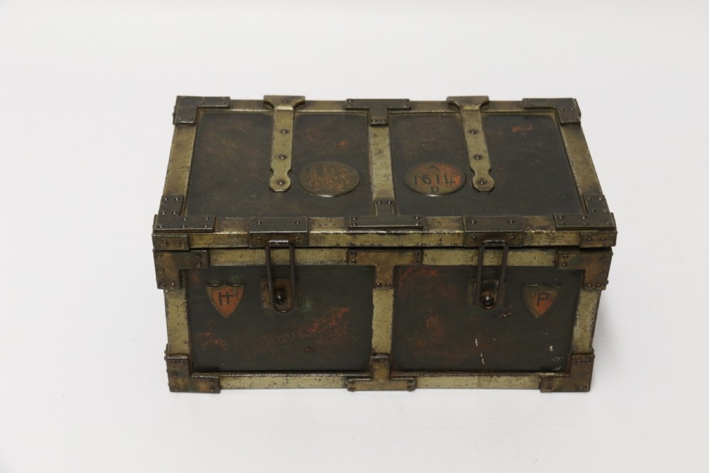 A rare Huntley and Palmers Novelty Biscuit Tin, English Circa 1900 View IX