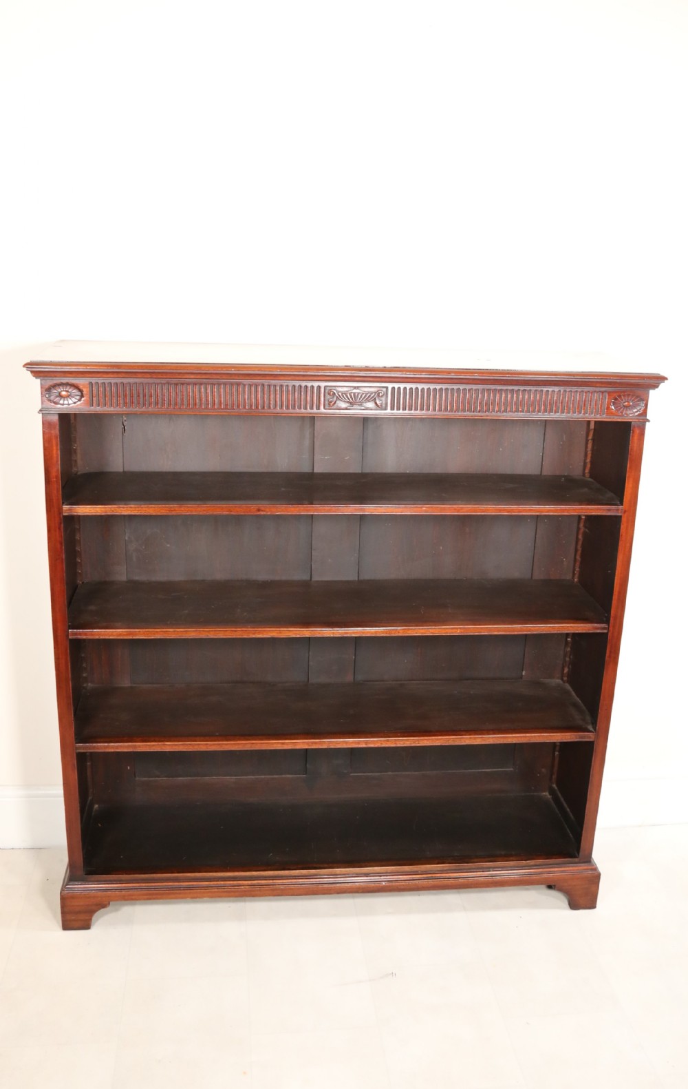 An Edwardian mahogany bookcase with open fully adjustable shelves