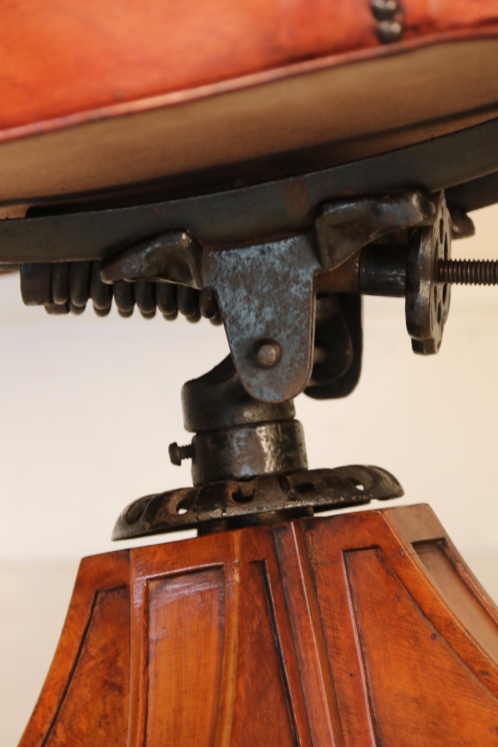 A fully adjustable early 20th C deep buttoned leather upholstered desk chair View VIII