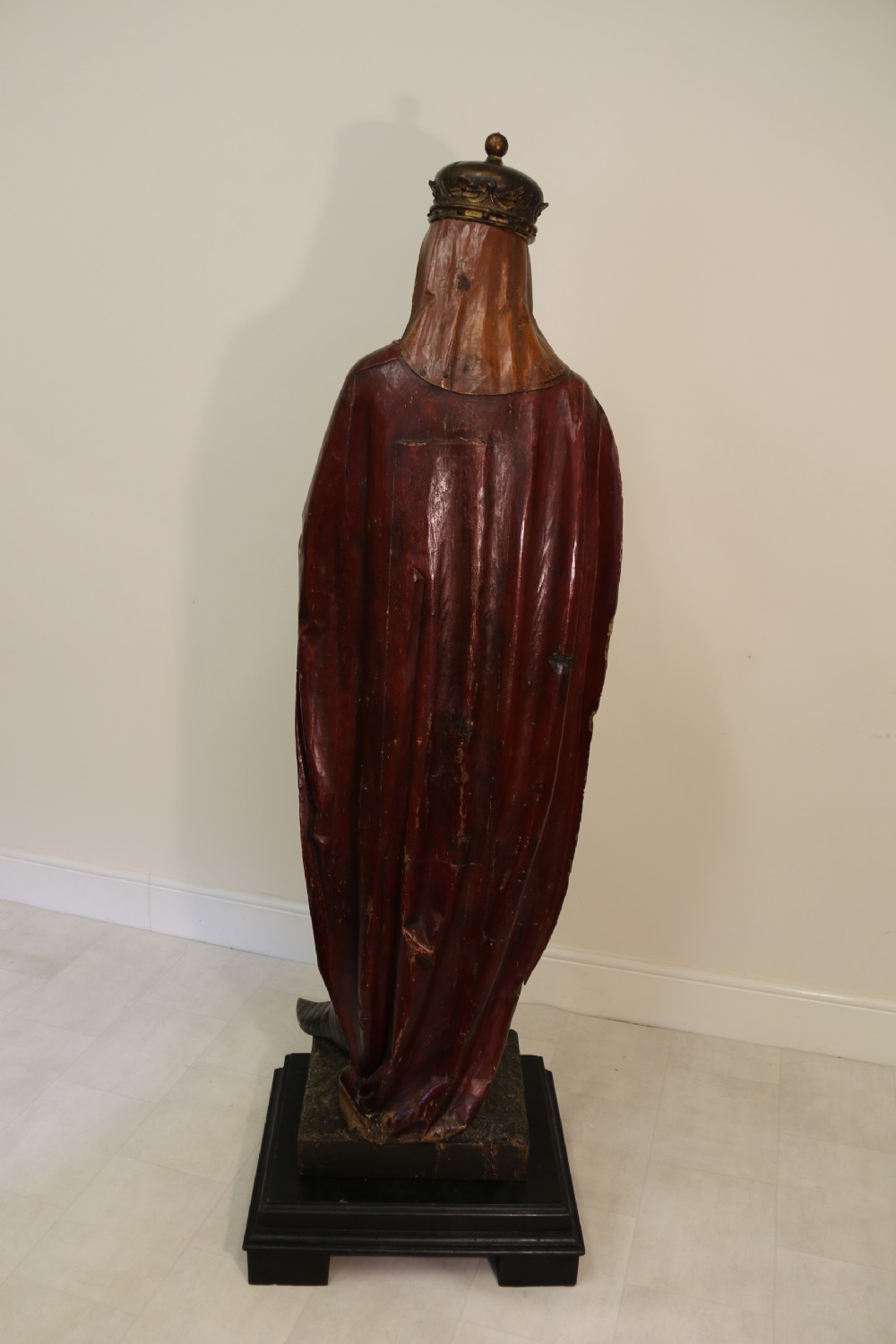 19th C carved pine polychrome life size model of a medieval king View XI