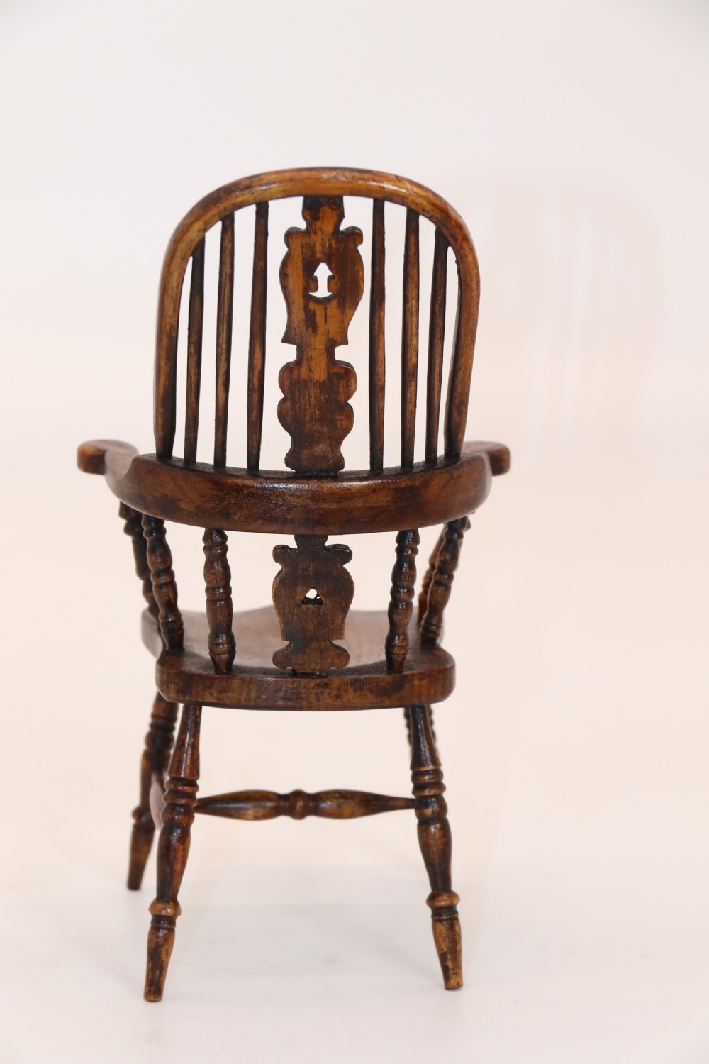An exceptional miniature country Windsor arm chair, Circa 1900 View VII