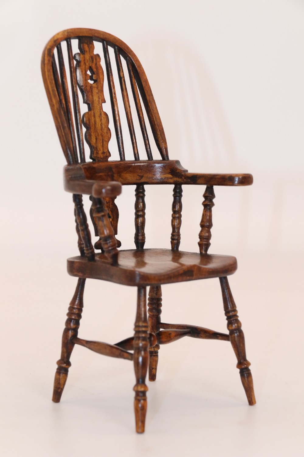 An exceptional miniature country Windsor arm chair, Circa 1900 View XIV