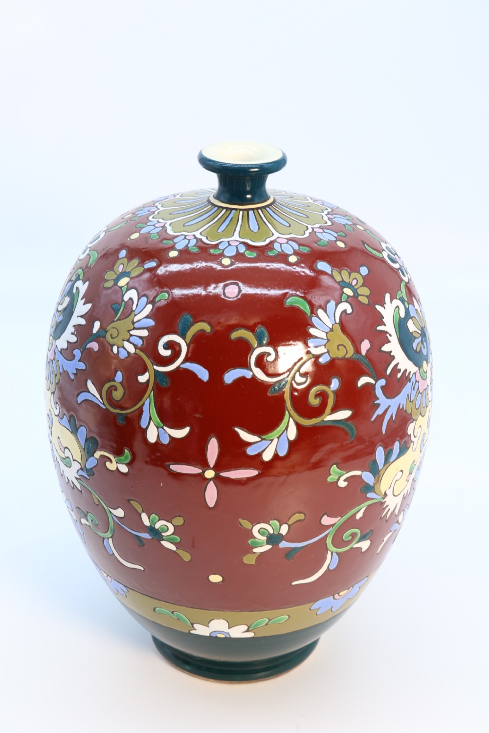 A large Japanese pottery vase with bold enamelled decoration, circa 1910 View III
