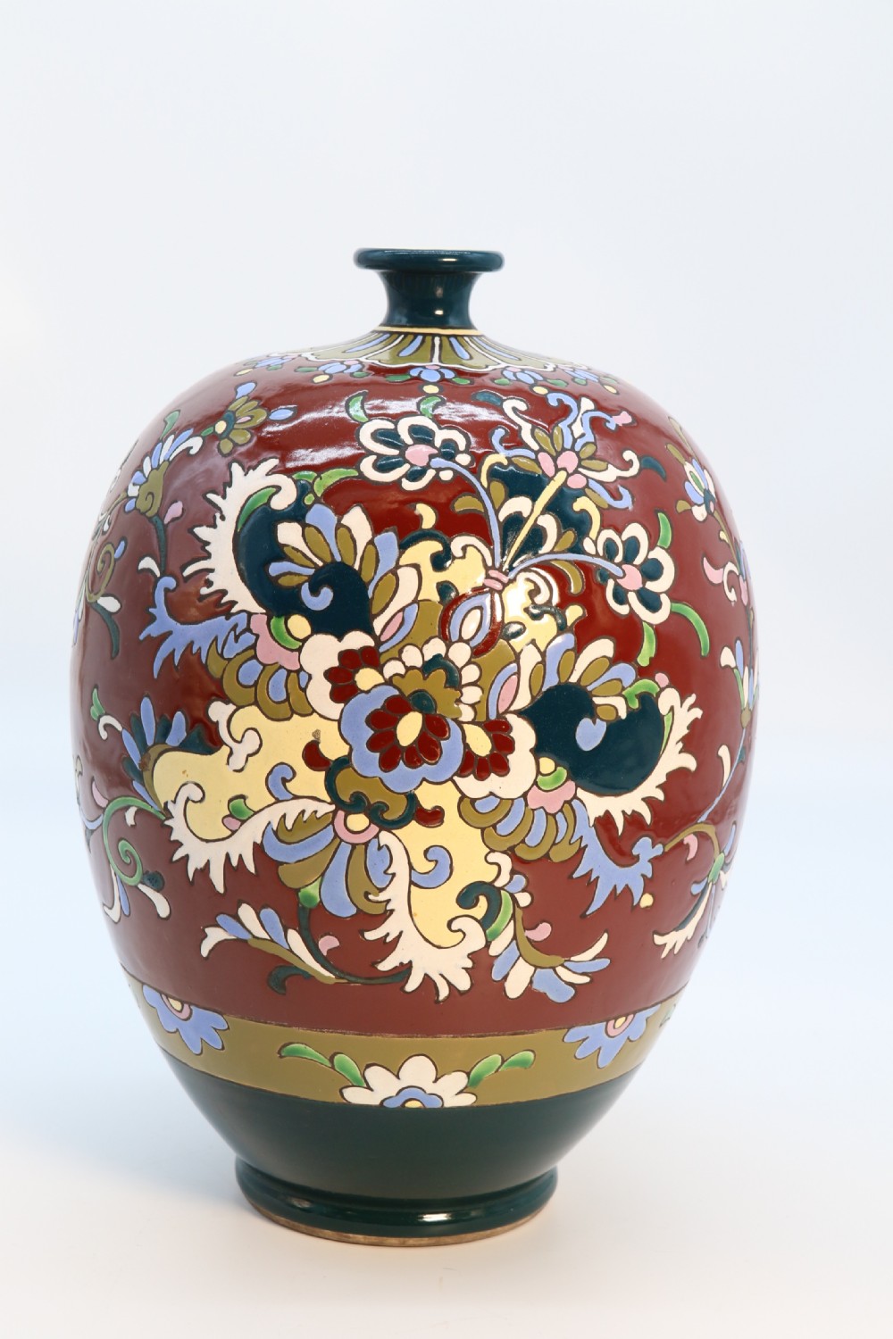 A large Japanese pottery vase with bold enamelled decoration, circa 1910 View IV
