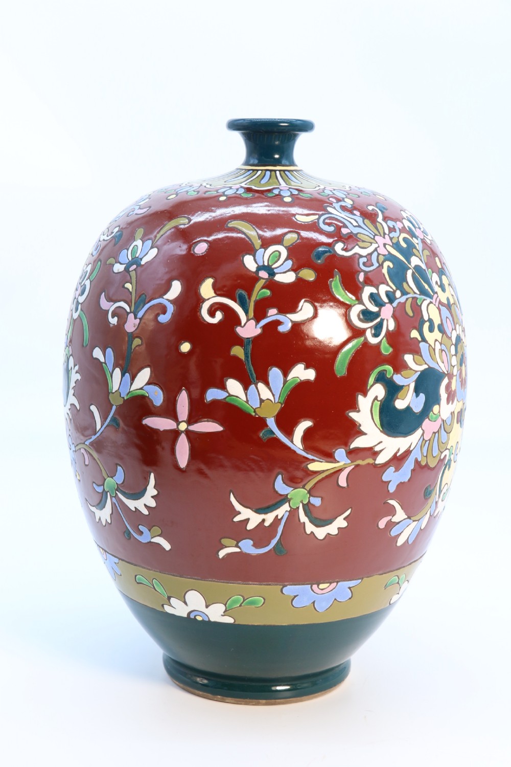A large Japanese pottery vase with bold enamelled decoration, circa 1910 View VIII