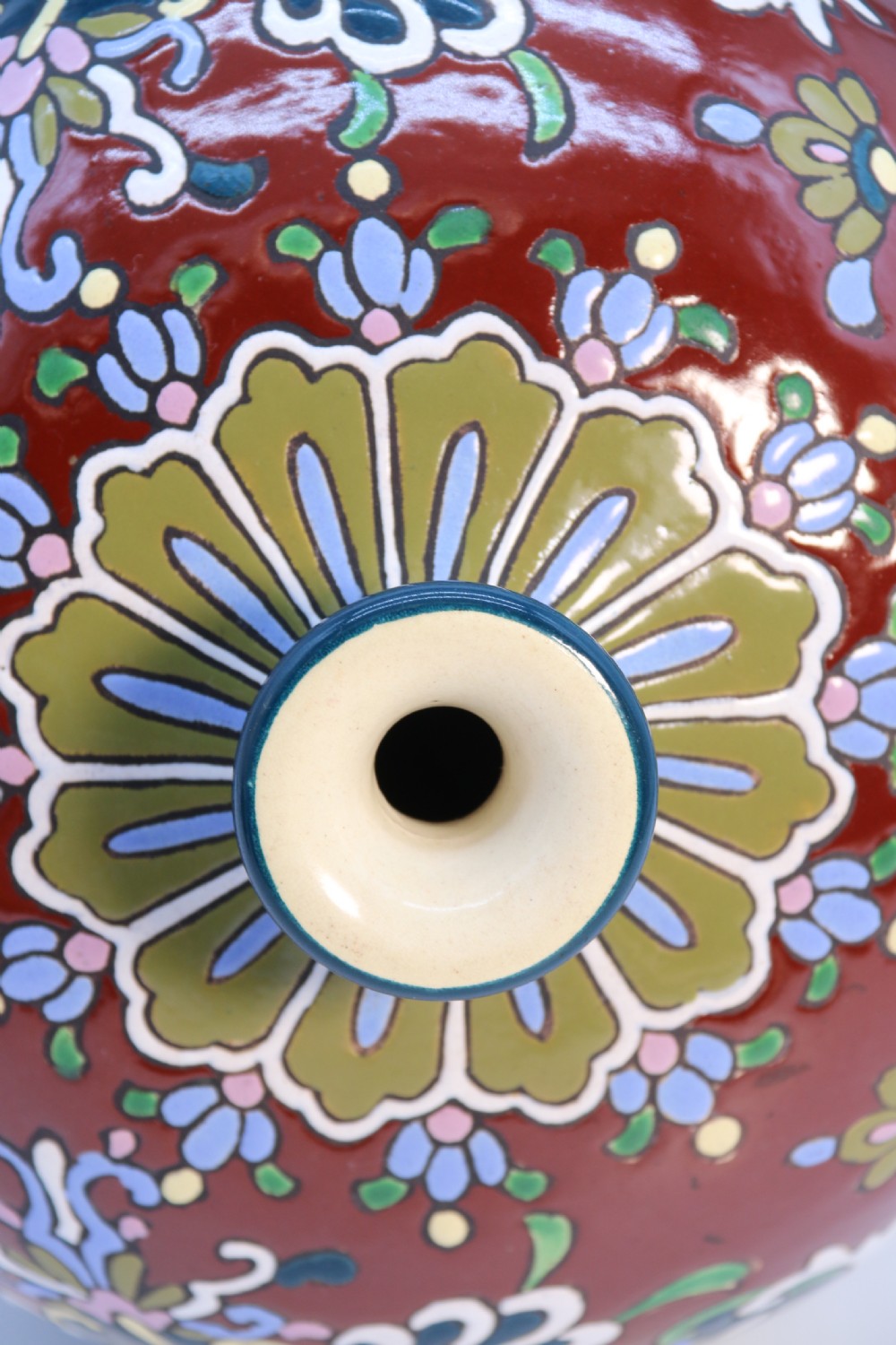 A large Japanese pottery vase with bold enamelled decoration, circa 1910 View XVII
