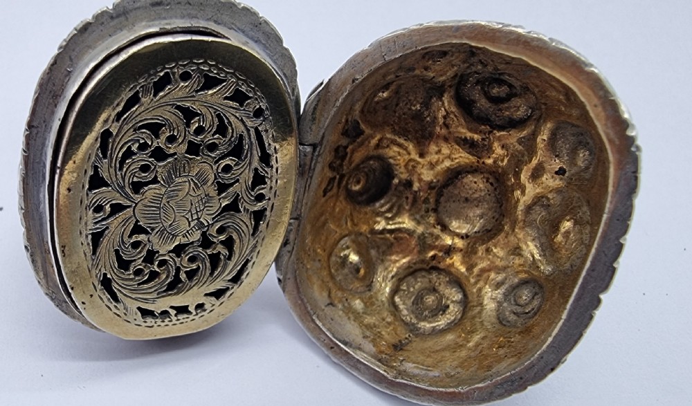 An extremely rare early 19th C Georgian silver vinaigrette modelled as cornucopia hallmarked for Birmingham and most likely by the silversmith John Bettridge. View XIV