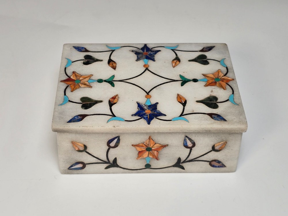 A fine Indian pietra dura marble and hardstone box, C 1900 View IV