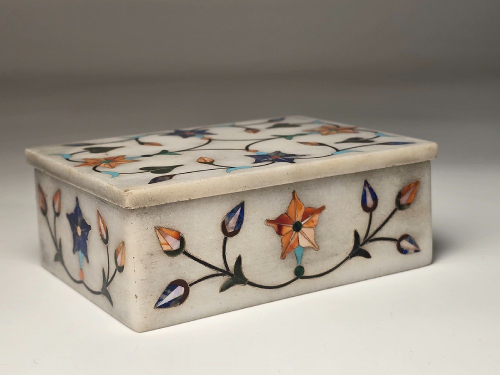 A fine Indian pietra dura marble and hardstone box, C 1900 View IX
