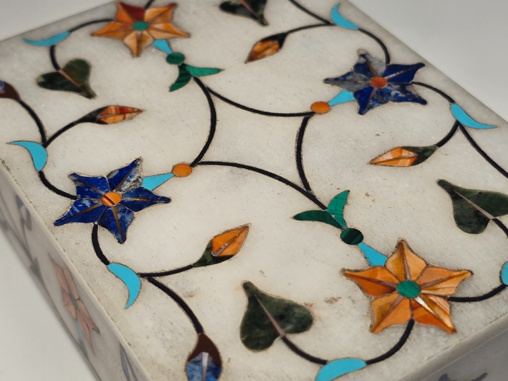 A fine Indian pietra dura marble and hardstone box, C 1900 View X